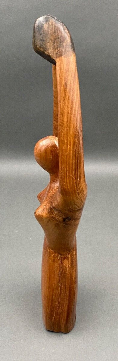 Statua brutalista del 1970 di una donna nuda scolpita in legno massiccio