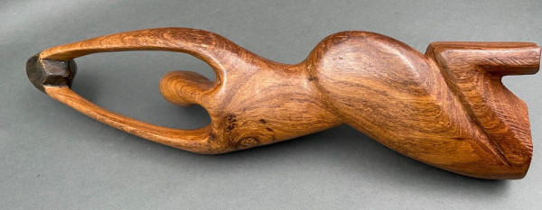 Statua brutalista del 1970 di una donna nuda scolpita in legno massiccio