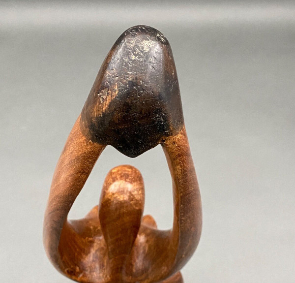 Statua brutalista del 1970 di una donna nuda scolpita in legno massiccio