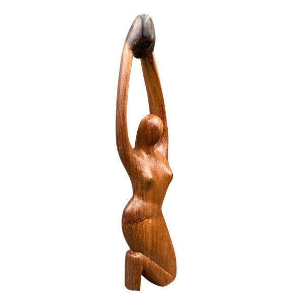 Statua brutalista del 1970 di una donna nuda scolpita in legno massiccio