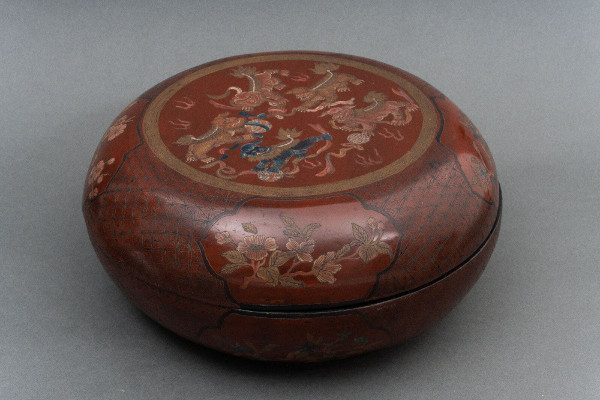 Red lacquer box China, early 20th century, decorated with dragon, Fô dog