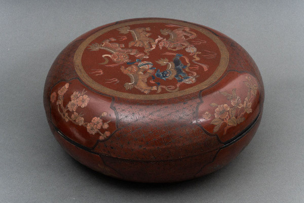 Red lacquer box China, early 20th century, decorated with dragon, Fô dog