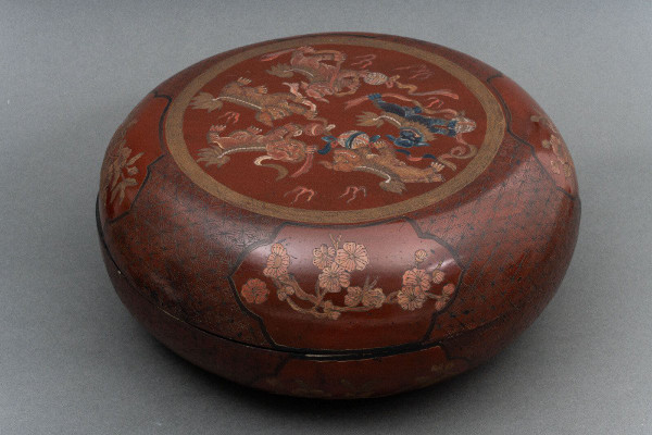 Red lacquer box China, early 20th century, decorated with dragon, Fô dog