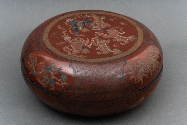 Red lacquer box China, early 20th century, decorated with dragon, Fô dog