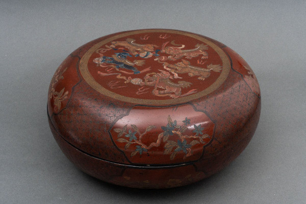 Red lacquer box China, early 20th century, decorated with dragon, Fô dog
