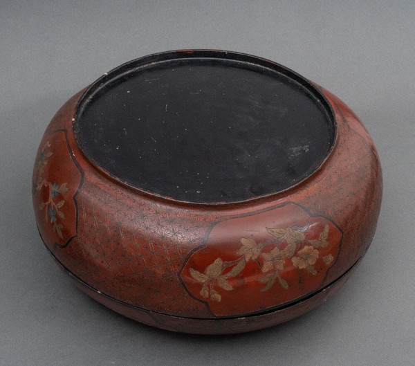 Red lacquer box China, early 20th century, decorated with dragon, Fô dog