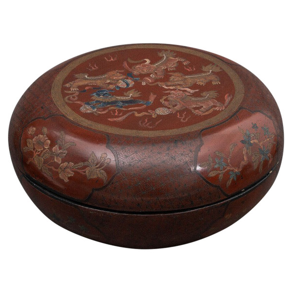 Red lacquer box China, early 20th century, decorated with dragon, Fô dog