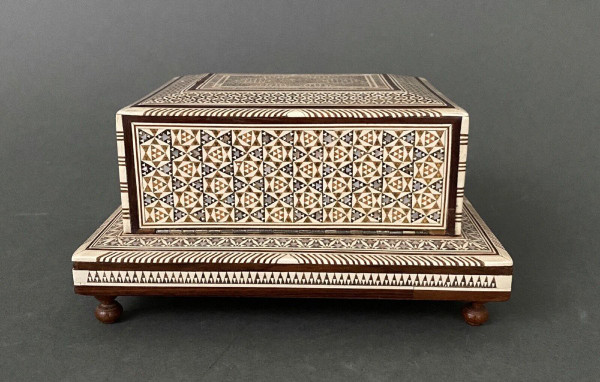 Orientalische Zigarettendose aus Perlmuttintarsien Musikbox XX.