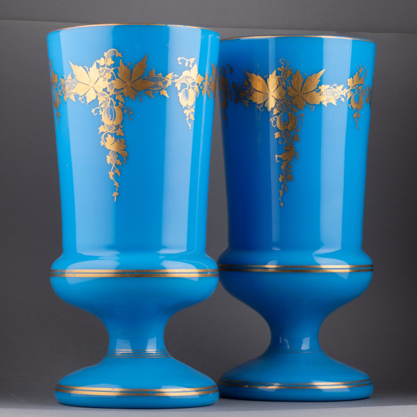 Paire de vases en opaline bleue, XIXe siècle 