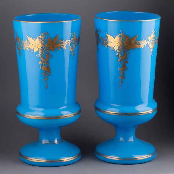 Paire de vases en opaline bleue, XIXe siècle 