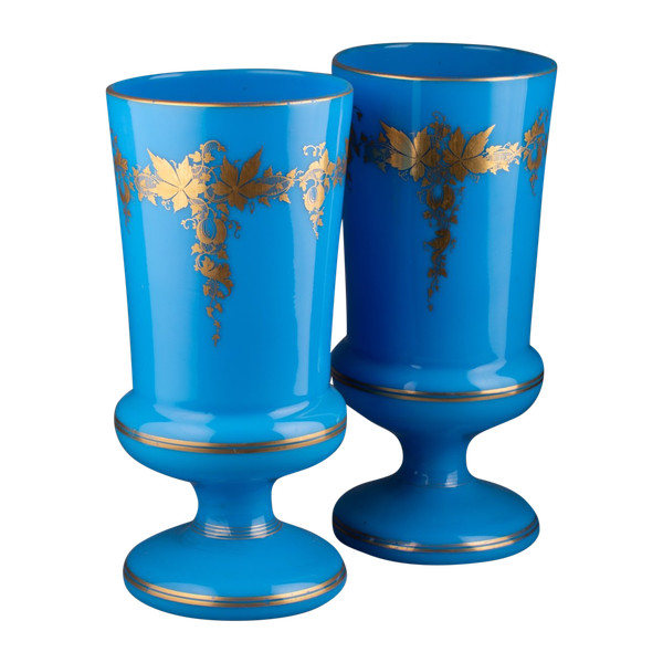 Paire de vases en opaline bleue, XIXe siècle 