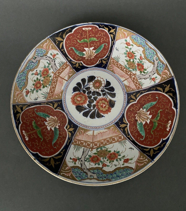 Large dish in Imari porcelain, 19th century, floral design
