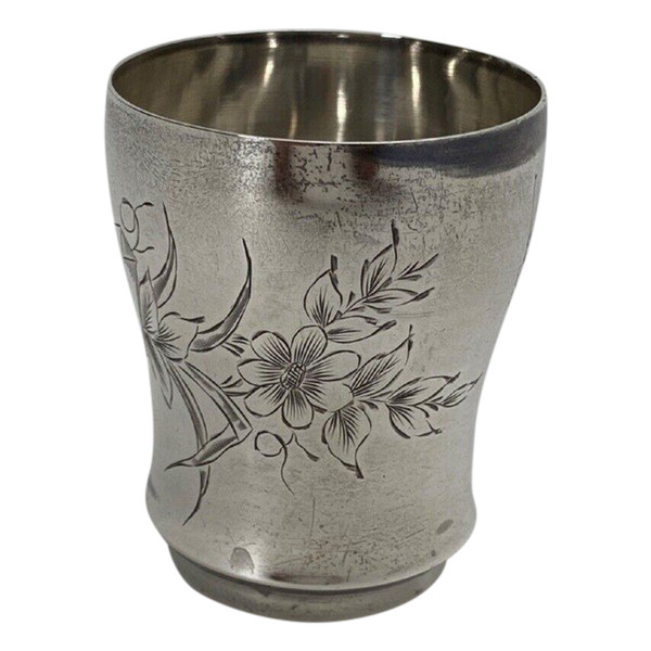 Silver cup, Minerva hallmarks and RB goldsmith engraving floral decoration