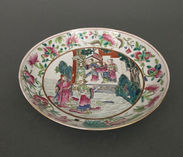 Assiette creuse bol de Canton XIXe riche décor de cour