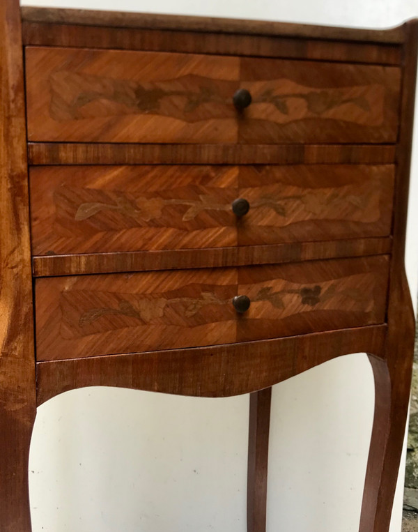 Kleiner Chiffonnier-Tisch im Louis XV-Stil mit Intarsien