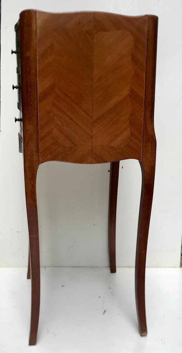 Kleiner Chiffonnier-Tisch im Louis XV-Stil mit Intarsien