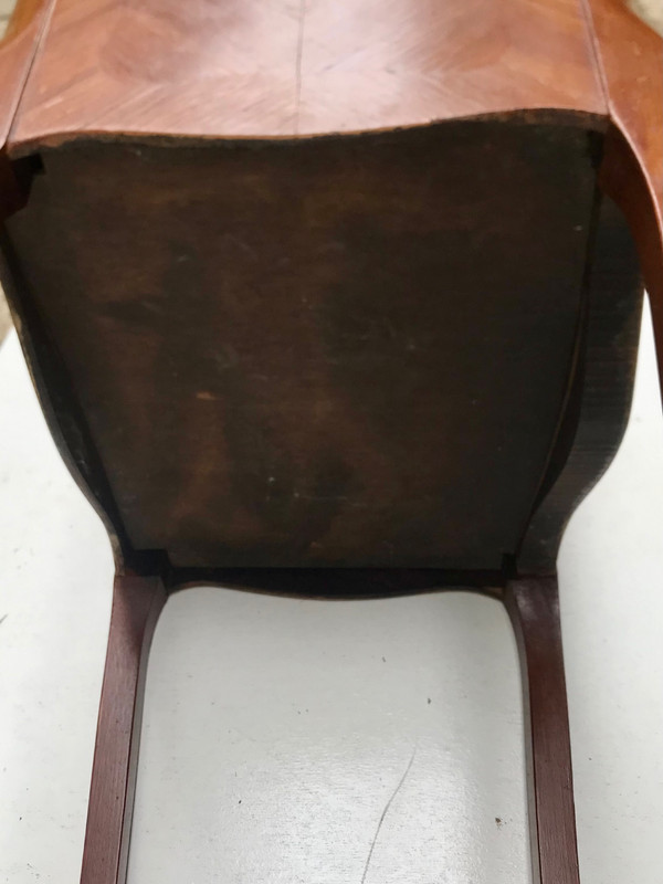 Kleiner Chiffonnier-Tisch im Louis XV-Stil mit Intarsien