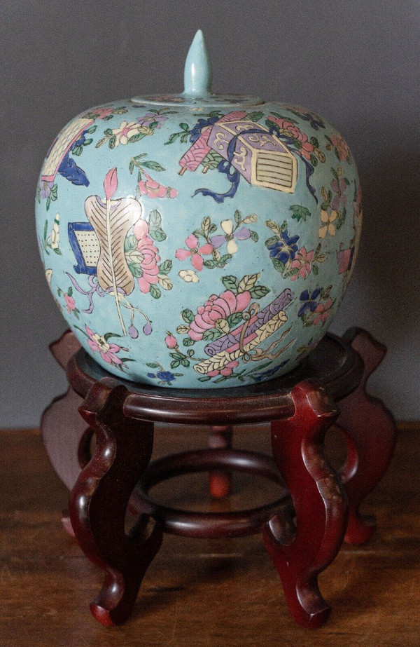 Porcelain ginger pot 20th century China floral ornamentation