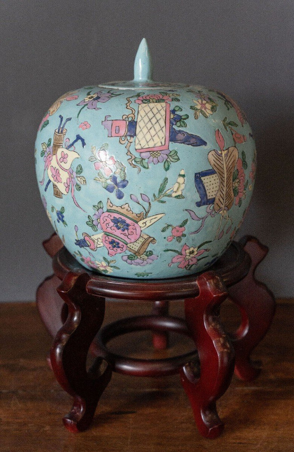 Porcelain ginger pot 20th century China floral ornamentation
