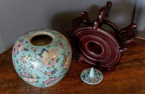 Porcelain ginger pot 20th century China floral ornamentation
