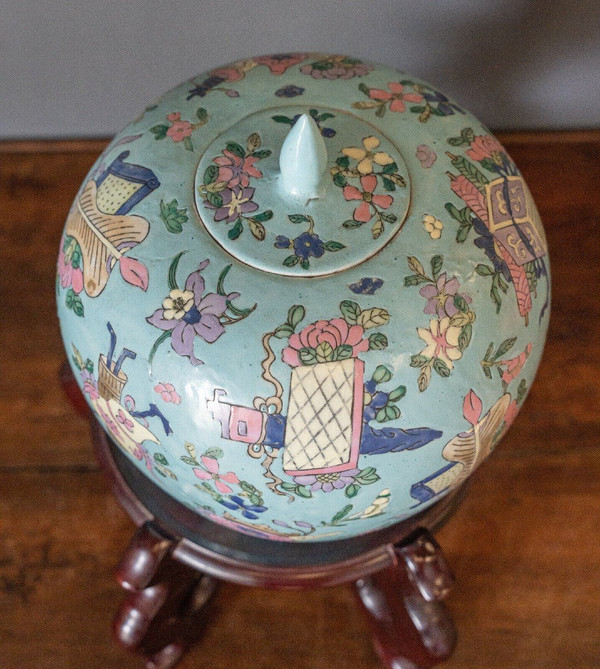 Porcelain ginger pot 20th century China floral ornamentation