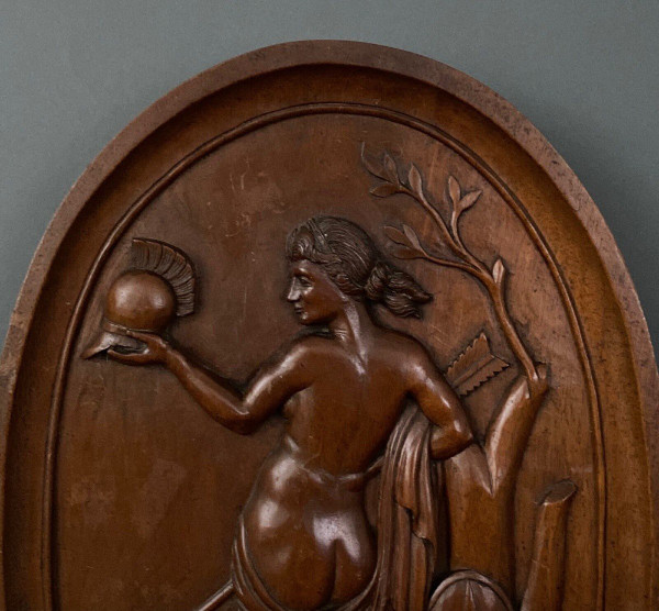 Médaillon signé en bois sculpté Diane chasseresse femme à l'Antique fin XIXe