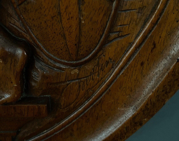 Médaillon signé en bois sculpté Diane chasseresse femme à l'Antique fin XIXe