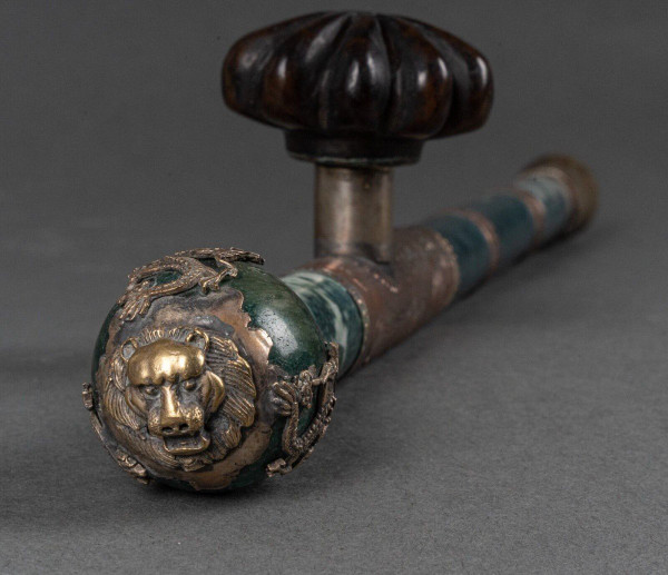 Pipa in pietra dura e metallo argentato Testa di leone Cina inizio XX secolo