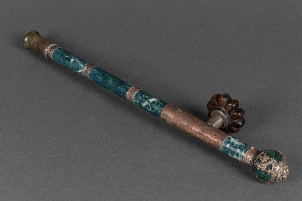 Pipa in pietra dura e metallo argentato Testa di leone Cina inizio XX secolo
