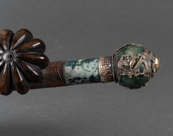 Pipa in pietra dura e metallo argentato Testa di leone Cina inizio XX secolo