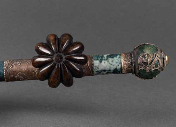 Pipa in pietra dura e metallo argentato Testa di leone Cina inizio XX secolo
