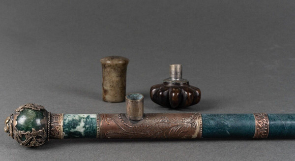 Pipa in pietra dura e metallo argentato Testa di leone Cina inizio XX secolo