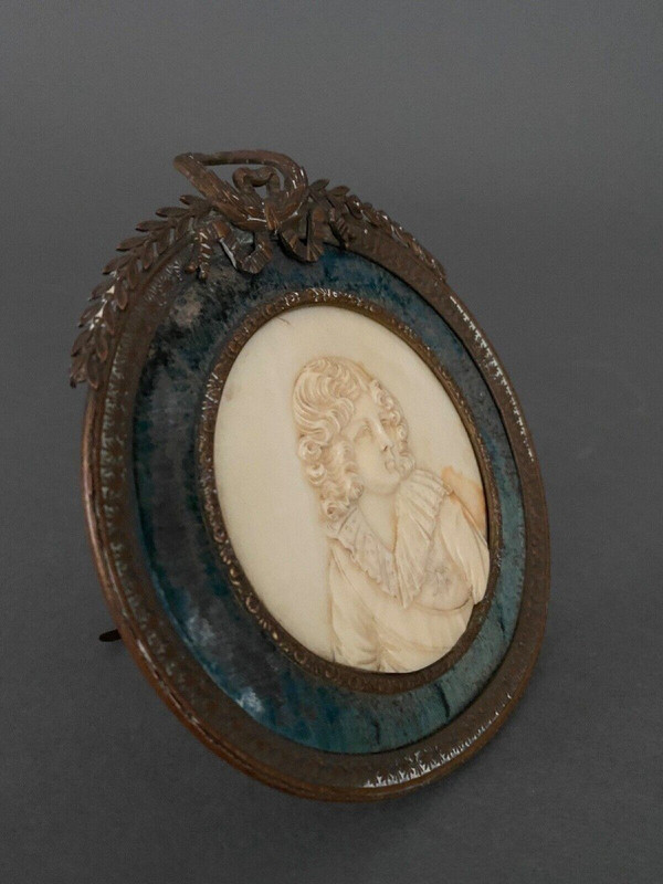Médaillon le Roi de Rome Napoléon II d'après Isabey sculpté dans la masse