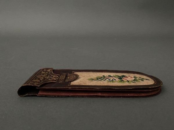 Rara valigetta porta messaggi in pelle stampata in ferro con decorazione floreale, fine XVIII secolo
