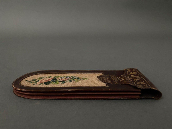 Rara valigetta porta messaggi in pelle stampata in ferro con decorazione floreale, fine XVIII secolo