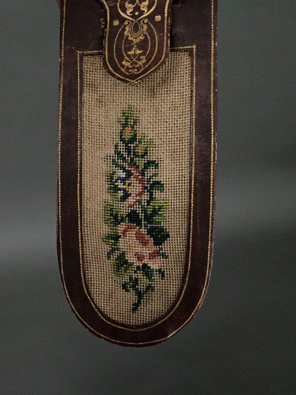 Rara valigetta porta messaggi in pelle stampata in ferro con decorazione floreale, fine XVIII secolo