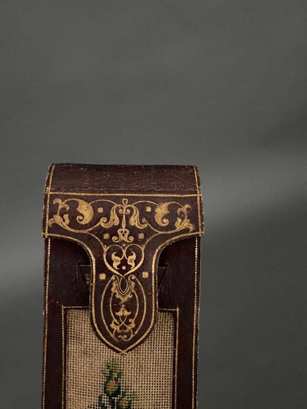 Rara valigetta porta messaggi in pelle stampata in ferro con decorazione floreale, fine XVIII secolo