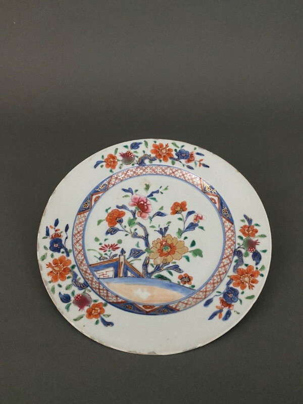 Assiette plate en porcelaine d'Imari Japon XIXe décor floral