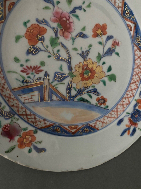 Assiette plate en porcelaine d'Imari Japon XIXe décor floral