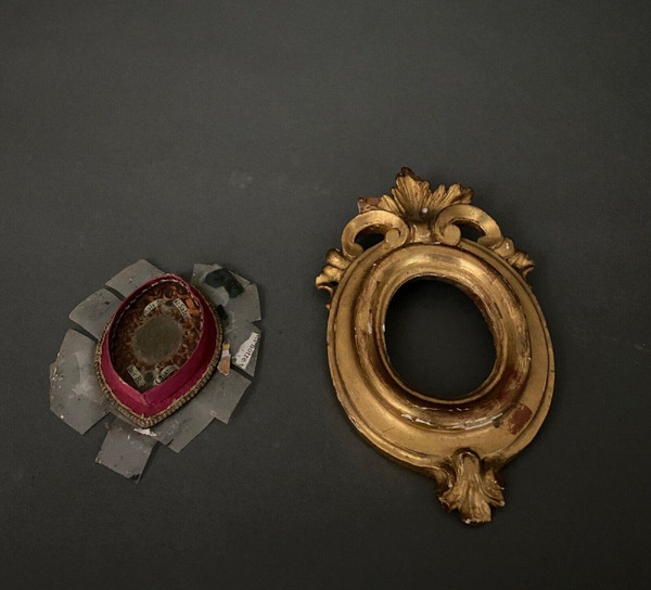 19th century Reliquary with gilded stucco frame