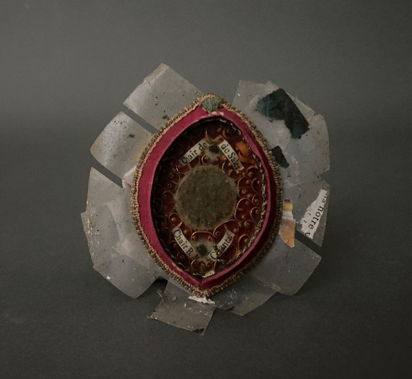 19th century Reliquary with gilded stucco frame