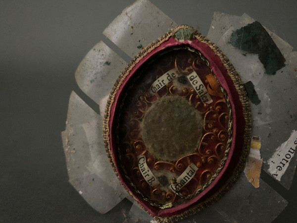 19th century Reliquary with gilded stucco frame