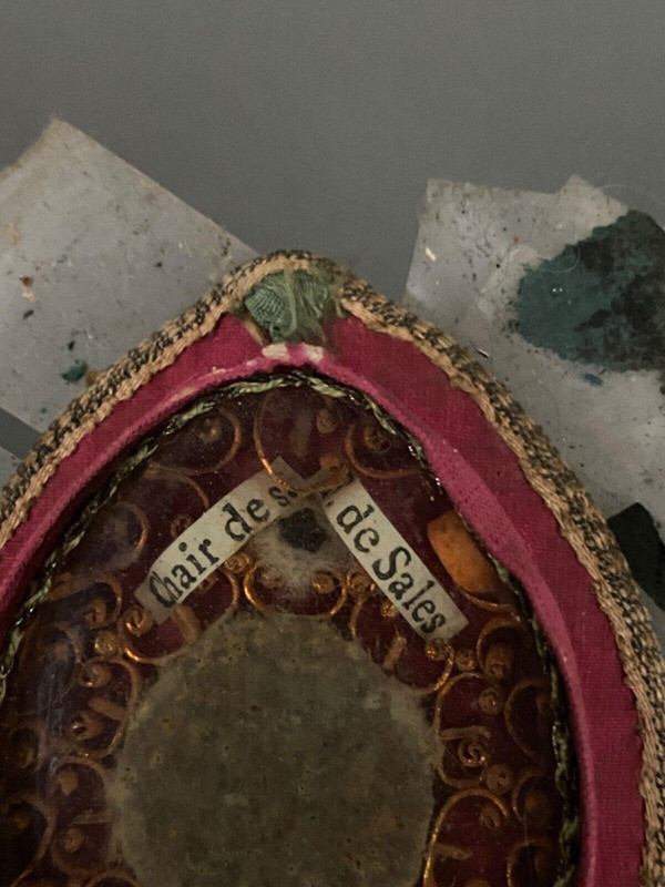 19th century Reliquary with gilded stucco frame