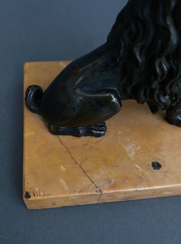 Raro calamaio a barboncino in bronzo patinato nero su marmo di Siena