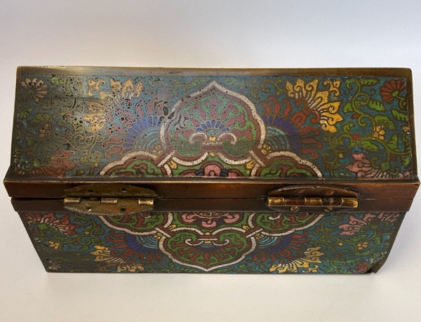 Boite cloisonnée Chine signature chinoise à identifier XIXe riche décor