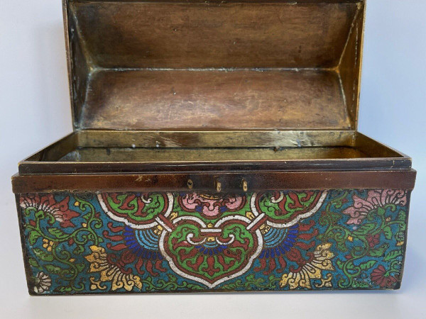 Boite cloisonnée Chine signature chinoise à identifier XIXe riche décor