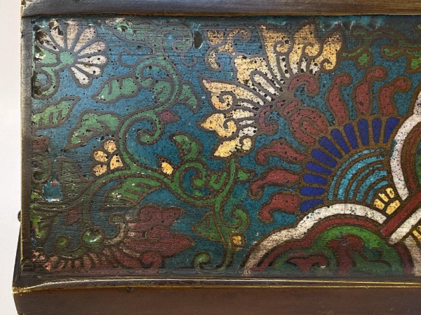 Boite cloisonnée Chine signature chinoise à identifier XIXe riche décor