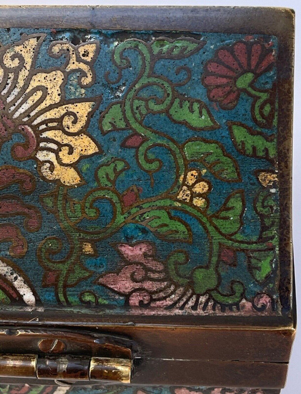 Boite cloisonnée Chine signature chinoise à identifier XIXe riche décor