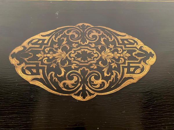 Console Napoléon III formant table à jeux, bois noirci et marqueterie de laiton