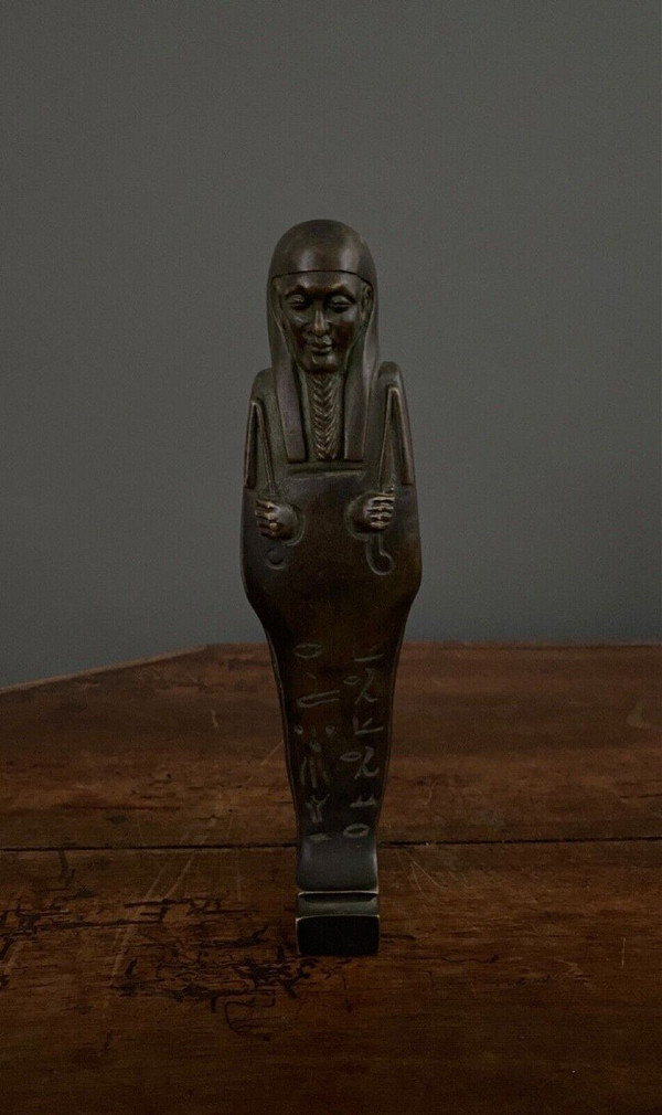 Presse-papier Oushebti perruque tripartite instruments aratoires bronze